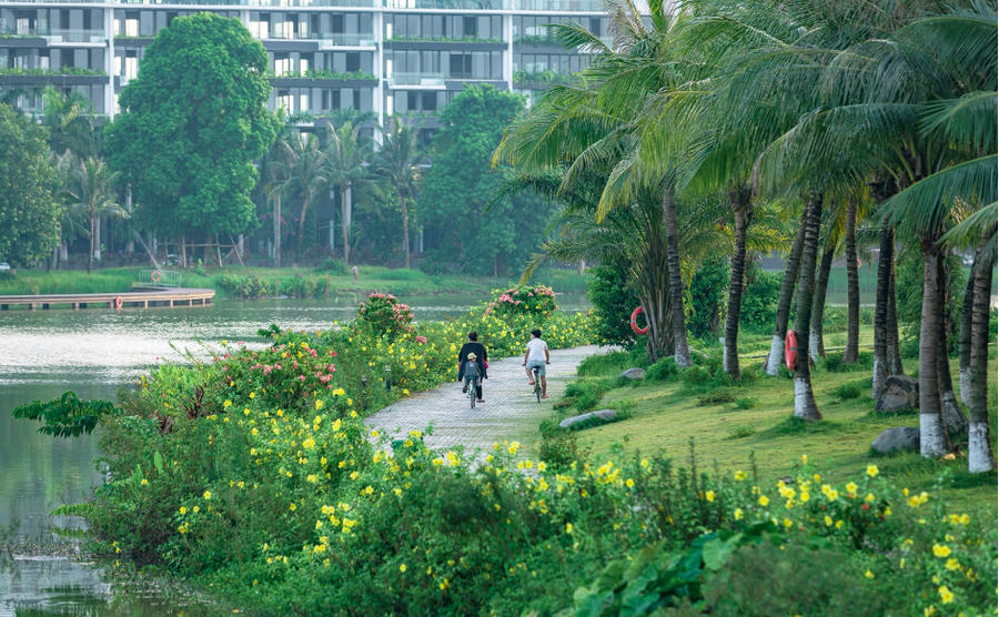 Nói tới Ecopark, khách du lịch và cư dân sẽ  ấn tượng với không gian khắp nơi là công viên, thiên nga và vịt trời thong thả xếp hàng đi dạo trên đường, hay những cung đường tán cây giao nhau đa tầng, dày đến nỗi nắng chỉ có thể rơi xuống thành từng giọt trên  thảm cỏ. Nhưng với riêng Hoài Nam, Nam chú ý và ấn tượng với cách Ecopark tôn trọng thiên nhiên trong nhữngnhững thứ nhỏ nhất: cách chọn vật liệu làm đường, cách chọn vật liệu làm vỉa hè, cách tôn trọng cỏ cây, nâng niu từng sinh vật.    “Muốn thấy một chủ đầu tư có tầm thế nào hãy nhìn những gì nhỏ nhất. Thứ tiểu tiết chỉn chu thì mọi thứ vĩ mô đều hoàn hảo”, Hoài Nam chia sẻ