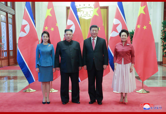 T&acirc;n Hoa X&atilde; đưa tin Chủ tịch Tập Cận B&igrave;nh v&agrave; nh&agrave; l&atilde;nh đạo Kim Jong-un đ&atilde; c&ugrave;ng nhau trao đổi về quan hệ song phương v&agrave; c&aacute;c vấn đề nằm trong mối quan t&acirc;m chung. Hai nh&agrave; l&atilde;nh đạo cũng đạt được nhiều sự đồng thuận quan trọng.