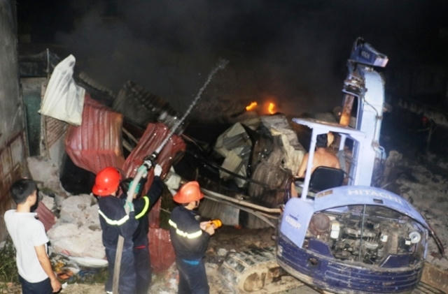 Sau 4h nỗ lực, lực lượng cảnh sát PCCC đã khống chế hoàn toàn ngọn lửa