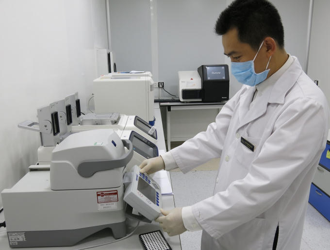 Chuyên viên Viện công nghệ gen Vinmec thực hiện quy trình xác định ADN trên máy PCR.