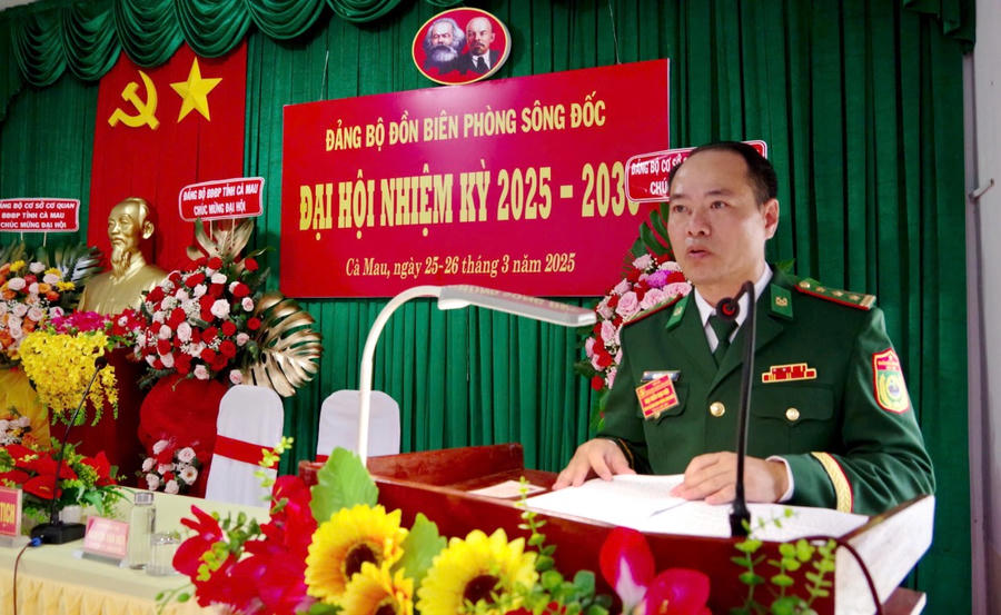 Thượng tá Nguyễn Văn Việt - Chính trị viên Đồn BP Sông Đốc thông qua báo cáo chính trị Đảng bộ nhiệm kỳ 2020 - 2025 và phương hướng nhiệm kỳ 2025 - 2030.