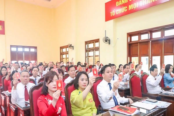 Các đại biểu biểu quyết tại Đại hội.