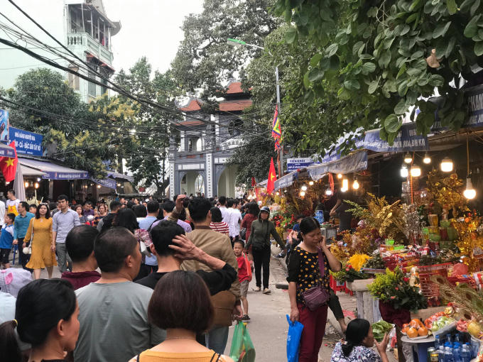 Bên ngoài phủ Tây Hồ ngày mùng 3 Tết.