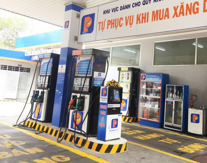 Trụ bơm xăng tự động tại cây xăng 136 Hai Bà Trưng “ế” vì khách chưa quen.