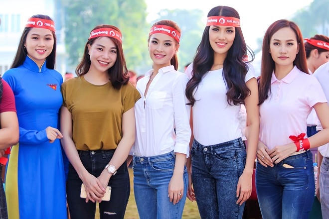 Lan Khuê, Trà Ngọc Hằng cũng đến điểm tập trung từ sớm. Hai người đẹp nhiệt tình kêu gọi mọi người chung tay ủng hộ quỹ máu dự trữ dành cho các bệnh viện trong thành phố.