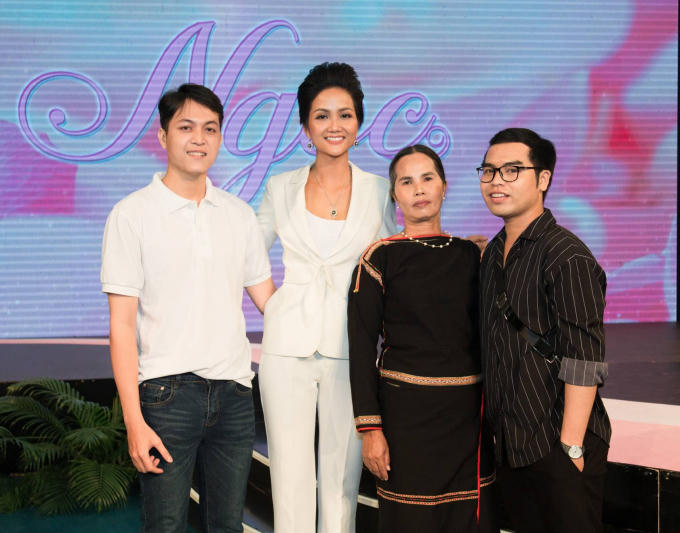 Hoa hậu H'hen Niê lần đầu thử sức làm MC