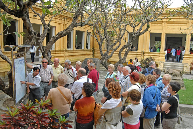 Du khách tại bảo tàng Điêu khắc Chăm. Ảnh: SDL Đà Nẵng.