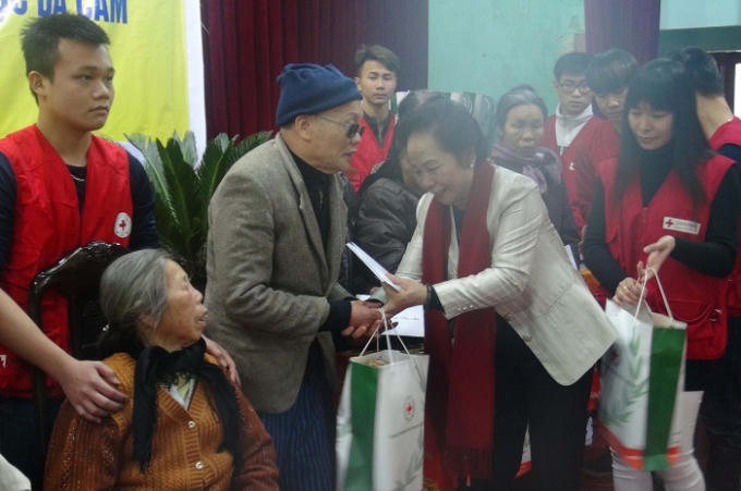Phó Chủ tịch nước Nguyễn Thị Doan trao quà "Tết vì người nghèo và nạn nhân chất độc da cam" tại huyện Vũ Thư, tỉnh Thái Bình. Ảnh: Trung Du.