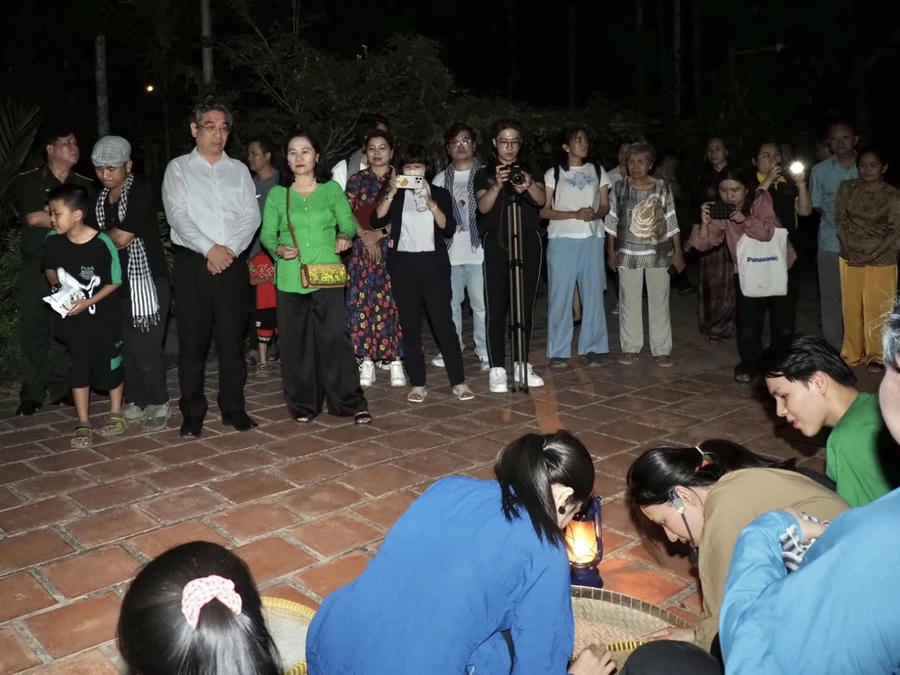 Tái hiện cảnh người dân, thanh niên, trai, gái... xay lúa, giã gạo để chuẩn bị tích trữ lương thực phục vụ cho cuộc kháng chiến lâu dài.