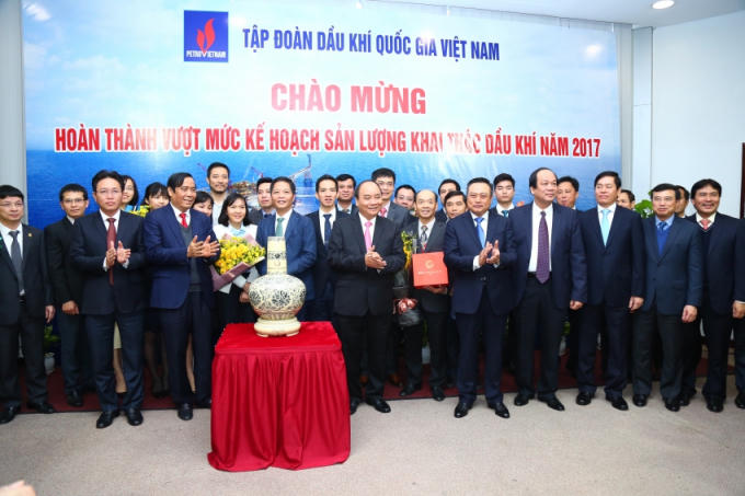 Thủ tướng Chính phủ và các đồng chí lãnh đạo các Ban Đảng, Bộ, ngành Trung ương chúc mừng PVN hoàn thành vượt mức kế hoạch sản lượng khai thác dầu khí năm 2017.