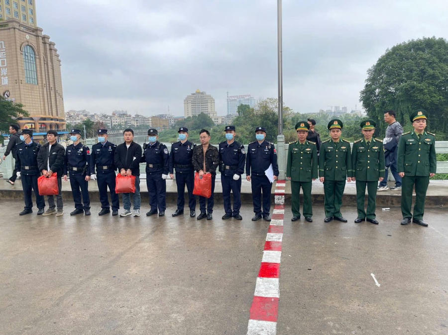 Các đơn vị thuộc BĐBP Quảng Ninh tiến hành thủ tục bàn giao 3 công dân Trung Quốc cho lực lượng chức năng phía Trung Quốc.