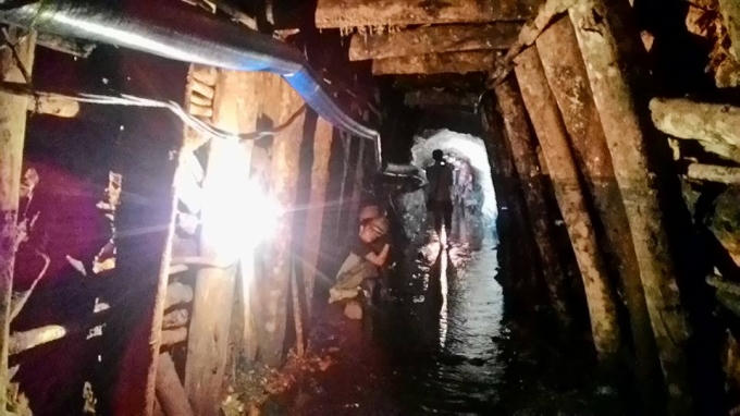 Phía trong khu hầm lò được chống đỡ rất sơ sài