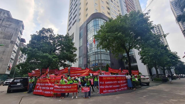 Hàng trăm khách hàng tập trung trước tòa nhà FLC Landmark Tower trên đường Lê Đức Thọ để băng rôn đòi nhà, yêu cầu chủ đầu tư đẩy nhanh tiến độ thi công.