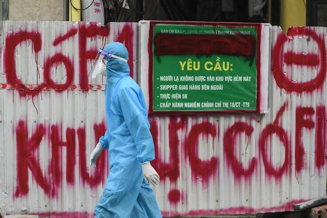 2 làn sóng Covid-19 đặt ra nhiều thách thức với Thủ đô trong 9 tháng đầu năm 2021 (Ảnh minh họa: Đỗ Linh).