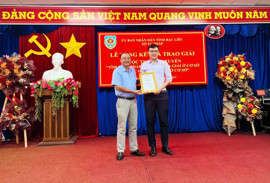 Ông Vưu Nghị Bình - Giám đốc Sở Tư pháp Bạc Liêu, trao giải Nhất cho tập thể cho Trường THPT Giá Rai và giải Nhất cá nhân cho anh Quách Trường Thái (áo sơ mi) - Sở Dân tộc và Tôn giáo tỉnh Bạc Liêu.