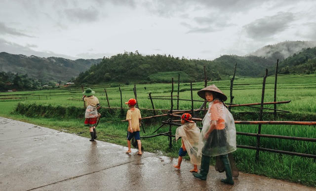  Mù Cang Chải là một huyện vùng cao của tỉnh Yên Bái, nằm dưới chân của dãy núi Hoàng Liên Sơn, ở độ cao 1.000 m so với mặt biển. Mù Cang Chải nằm cách Hà Nội khoảng 280km. Mỗi mùa lúa chín, nơi đây đón tiếp hàng chục nghìn du khách trong và ngoài nước.