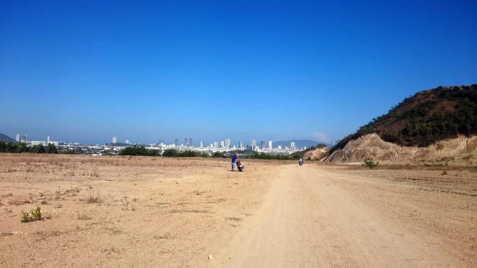 Hết con dốc đầu tiên, khung cảnh hiện ra khiến phóng viên choáng ngợp. Cả khu vực núi thành bãi đất hoang phẳng lì rộng cả ngàn mét vuông.