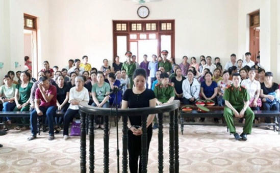Bị cáo Tạ Thị Phương trước vành móng ngựa.