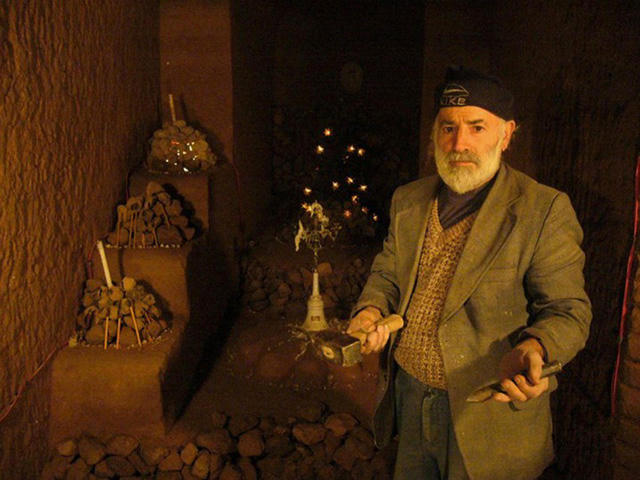 Ngôi đền dưới lòng đất được Levon thực hiện hoàn toàn thủ công.