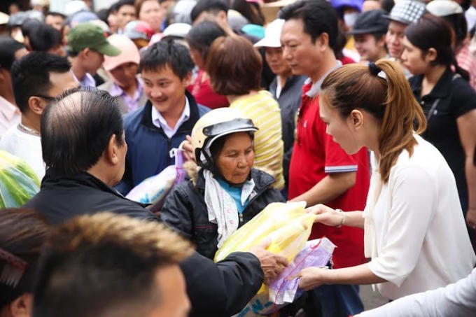 Những niềm viên của bà con khi đón nhận món quà này dịp Tết.