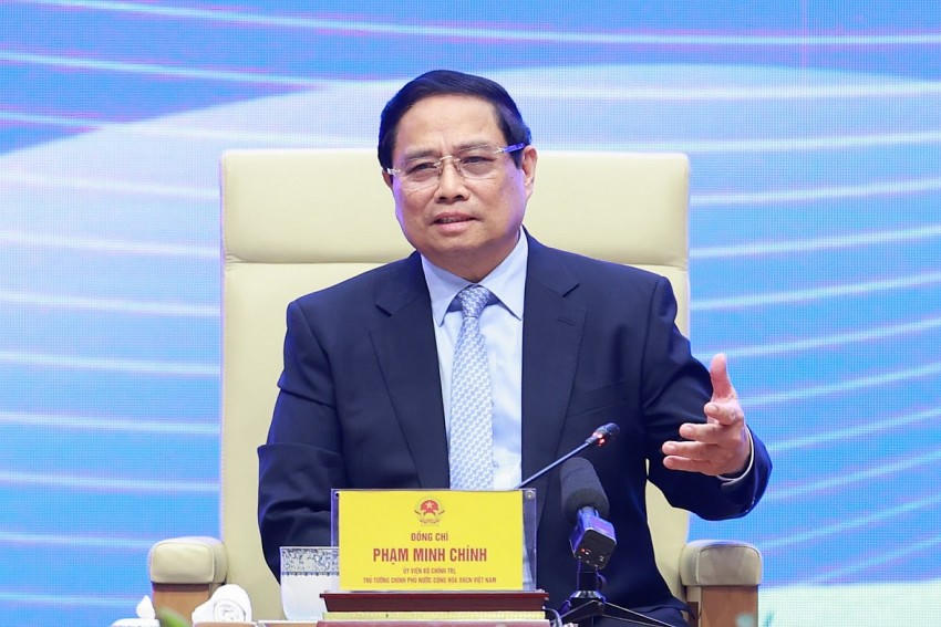 Thủ tướng Phạm Minh Chính trao đổi, làm rõ thêm nội dung mà các đại biểu nêu ra - Ảnh: VGP/Nhật Bắc