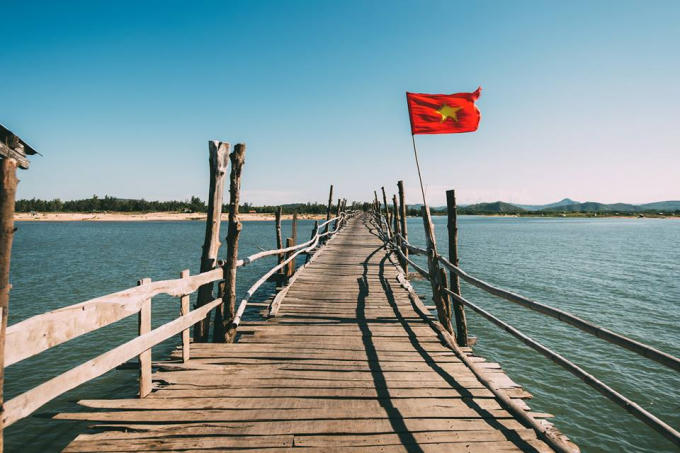 C&ugrave;ng trải nghiệm tr&ecirc;n c&acirc;y cầu gỗ d&agrave;i nhất Việt Nam