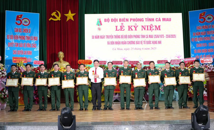 Ông Phạm Thành Ngại - Phó Bí thư Tỉnh ủy, Chủ tịch UBND tỉnh Cà Mau, tặng Bằng khen cho các tập thể và cá nhân có thành tích tiêu biểu, xuất sắc trong quá trình xây dựng, chiến đấu và trưởng thành của lực lượng BĐBP tỉnh.