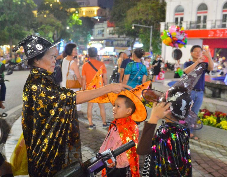 Khu vực quảng trường Đông Kinh Nghĩa Thục (Q.Hoàn Kiếm) cũng là địa điểm nhiều người dừng lại để vui chơi