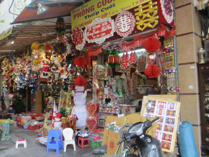 Thị trường cho mùa lễ Giáng sinh đa dạng về mẫu mã