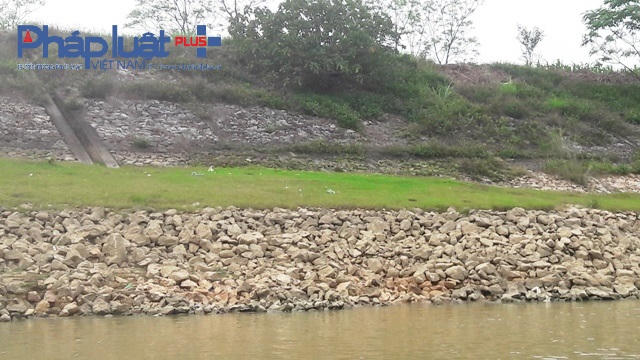 Bờ kè đá đã bị xê dịch hở đất bên dưới. (ảnh ĐT)