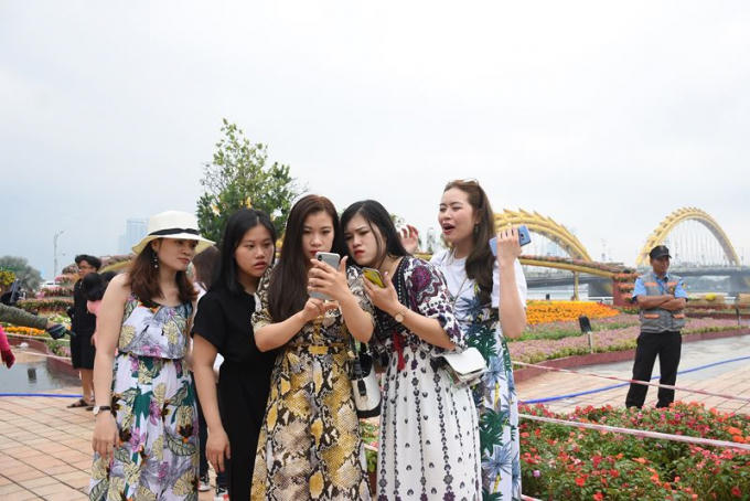 Công trình đường hoa Tết Kỷ Hợi 2019 tại chân cầu Rồng Đà Nẵng