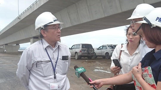 Kỹ sư Hiroshi NAMBA trả lời phóng viên.