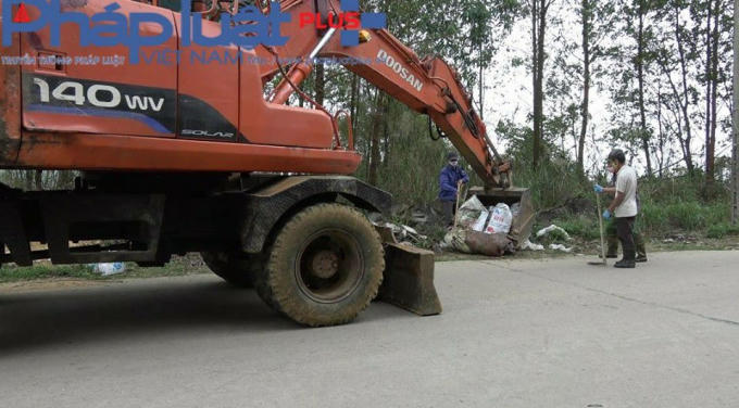 Xác lợn thối được gom lại bằng máy xúc.