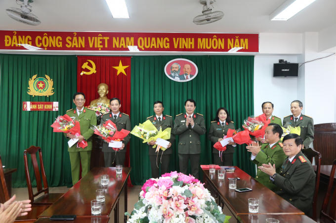 Đại tá Lê Quốc Hùng – UVTV Tỉnh uỷ, Giám đốc Công an tỉnh Thừa Thiên Huế khen thưởng ban chuyên án.