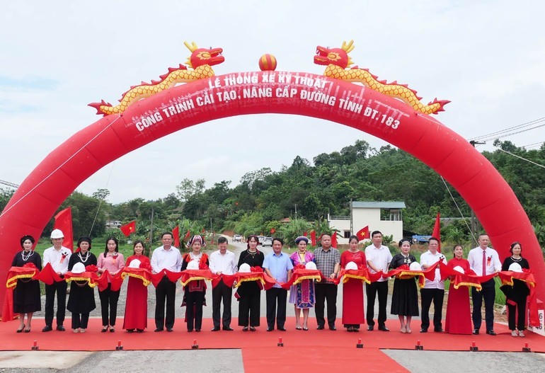 Lãnh đạo tỉnh Tuyên Quang cắt băng khánh thành đường tỉnh 183. (Ảnh: KT).