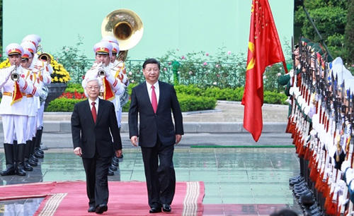 Tổng Bí thư Việt Nam Nguyễn Phú Trọng, trái, đón người đồng cấp Trung Quốc Tập Cận Bình đến thăm hồi tháng 11 năm ngoái. Ảnh: Giang Huy.