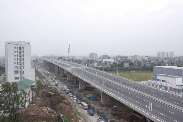 Cầu vượt nút giao thông trung tâm quận Long Biên. Ảnh: Như Trường