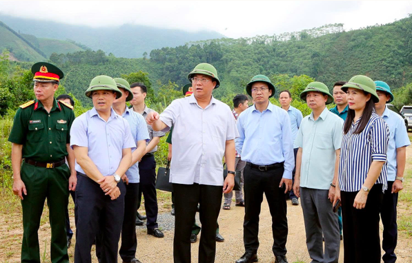 Chủ tịch UBND tỉnh Phú Thọ Trần Duy Đông yêu cầu cán bộ xã Trung Sơn không làm việc trong nhà bạt dựng tạm, đồng thời yêu cầu xây dựng trụ sở xã Trung Sơn mới trước 20/9. Ảnh: Ngọc Kiên.