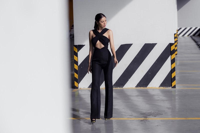 Hay trong lần xuất hiện khác, nữ diễn viên lại gây bất ngờ với vẻ ngoài nóng bỏng, sexy. Giữa rất nhiều mỹ nhân của showbiz Việt, Nam Thư vẫn không hề kém cạnh khi chọn chiếc jumsuit sexy bó sát, tôn lên lợi thế về vóc dáng nóng bỏng.