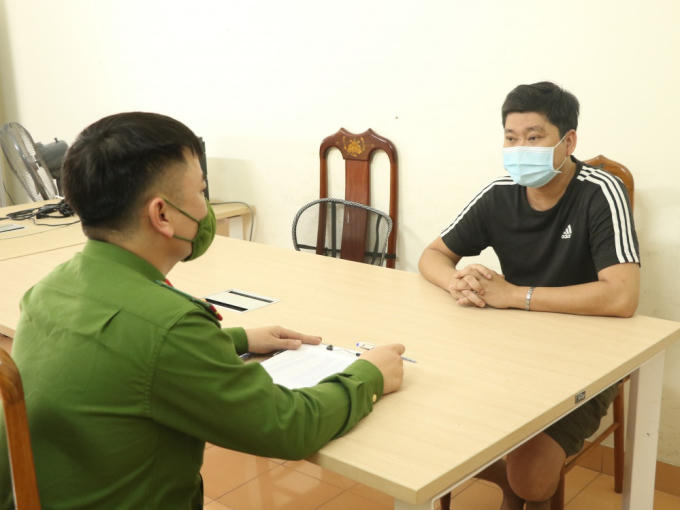 Đối tượng Nguyễn Văn Hiếu (39 tuổi, ngụ tại Q.7, TP.HCM) tại cơ quan CSĐT. (Ảnh CAHT).