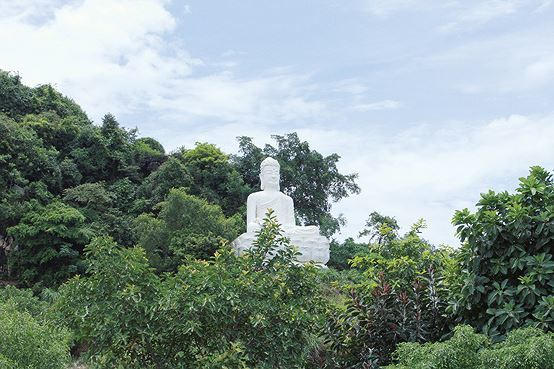Tượng Phật bà màu trắng nằm trên con đường dẫn vào chùa Tam Chúc.
