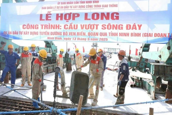 Các đại biểu thực hiện nghi thức hợp long cầu vượt sông Đáy nối Ninh Bình và Nam Định.