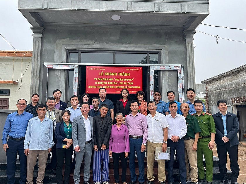 Đoàn công tác Báo PLVN trao tặng “ Mái ấm Tư pháp” tại Thái Bình.