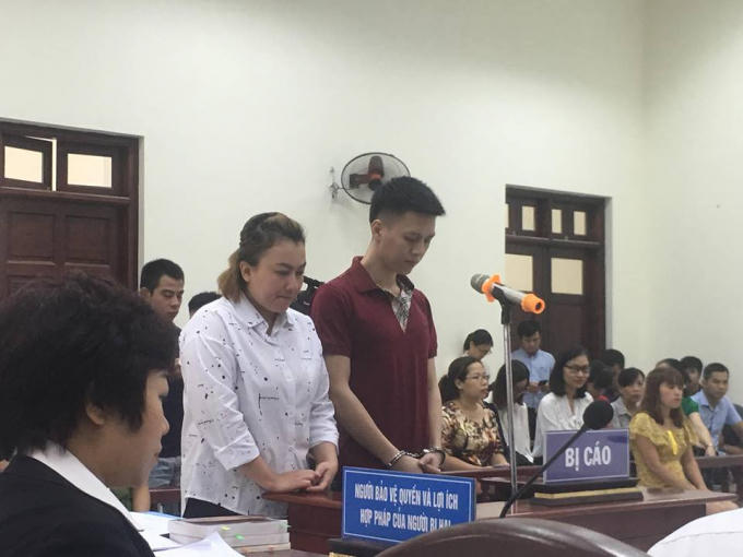 Bố đẻ và mẹ kế trong phiên xét xử.