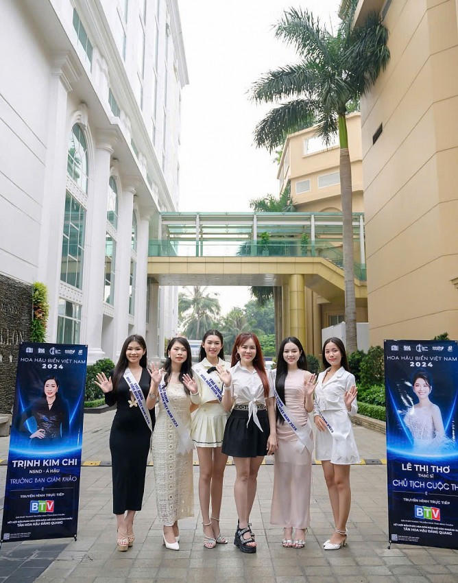 Á hậu Ánh Quyên - BGK kiêm Nhà tài trợ trang phục chụp ảnh và trao sash cho các thí sinh.
