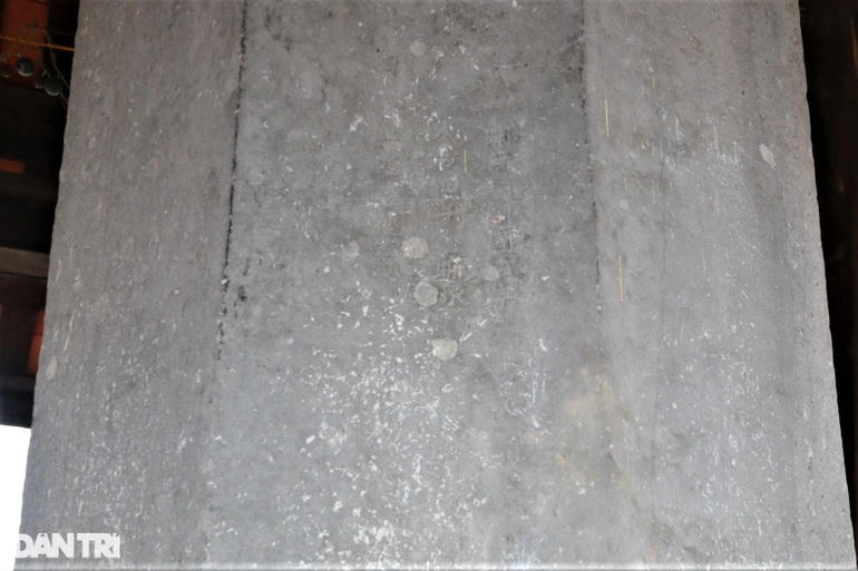 Trên tám mặt của cây cột đá đều được khắc chữ Hán, ước có khoảng 2.500 chữ. Trải qua hơn 1.000 năm tuổi, hiện nay các chữ Hán trên nửa thân dưới của cây cột không còn nguyên vẹn. Các chữ còn lại cũng đã bị mờ nhiều nét rất khó đọc.