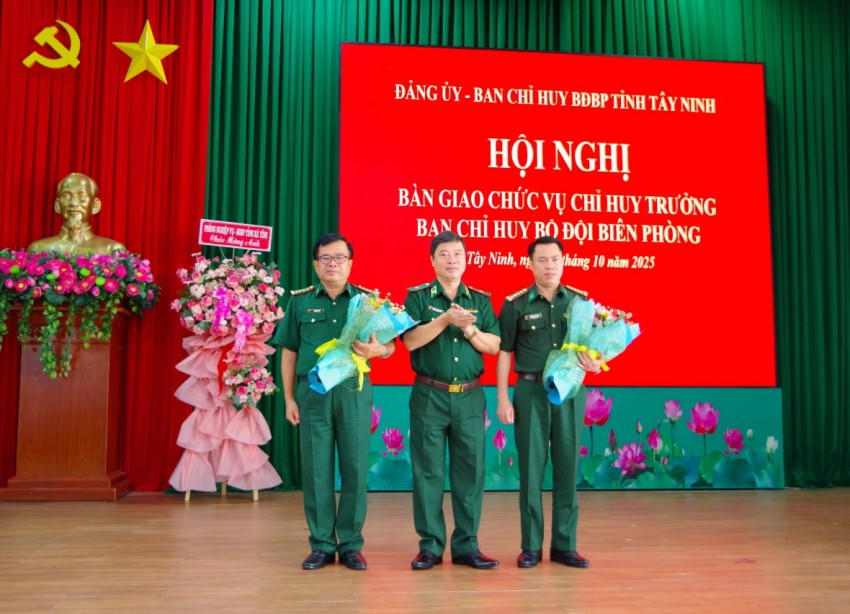 Thiếu tướng Trần Ngọc Hữu tặng hoa chúc mừng Đại tá Nguyễn Văn Giáp và Đại tá Phạm Văn Cờ
