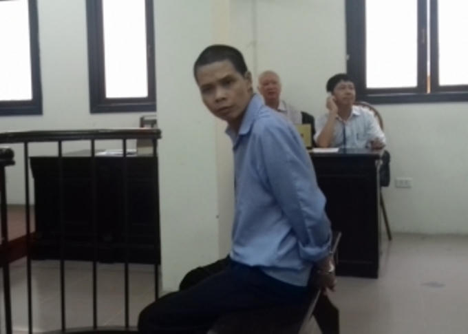 Bị cáo Toàn trước vành móng ngựa trong phiên tòa