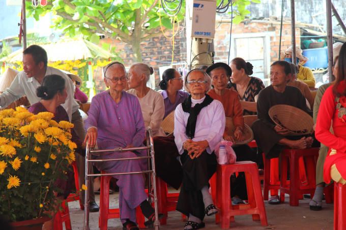 Các cụ già cũng có mặt trong buổi lễ. (Ảnh: Vân Trương)
