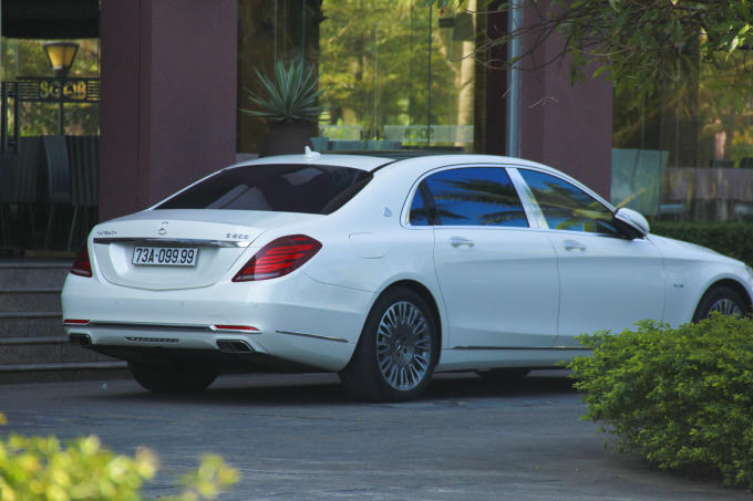 Một chiếc xe sang mang biển số "tứ quý" 099.99 đỗ ở sân một khách sạn tại TP Đồng Hới.Tuy nhiên, được biết hiện nay khung đầu số đang cấp tại tỉnh Quảng Bình là 091... (Ảnh. Hải Long)